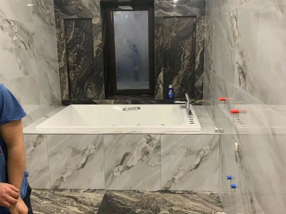 Укладка керамогранита на стены на  коломяжском пр. 2