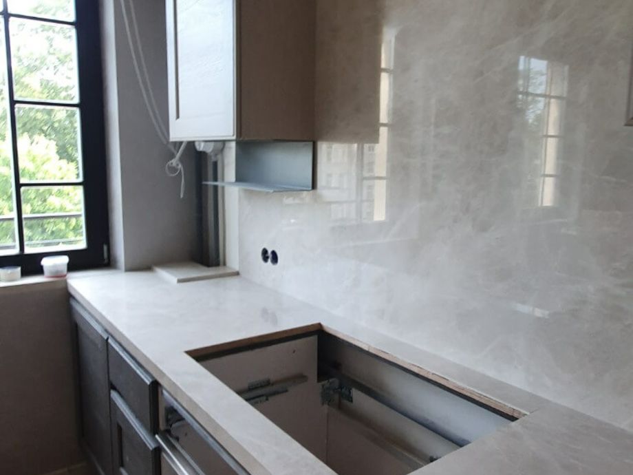 Укладка крупноформатного керамогранита на кухонный фартук в Пушкине 5