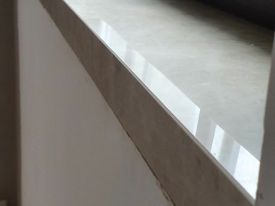 Укладка крупноформатного керамогранита на кухонный фартук в Пушкине