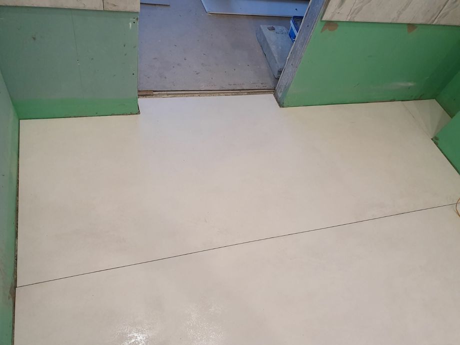 Укладка крупноформатного керамогранита на пол на Ленинском пр.  2